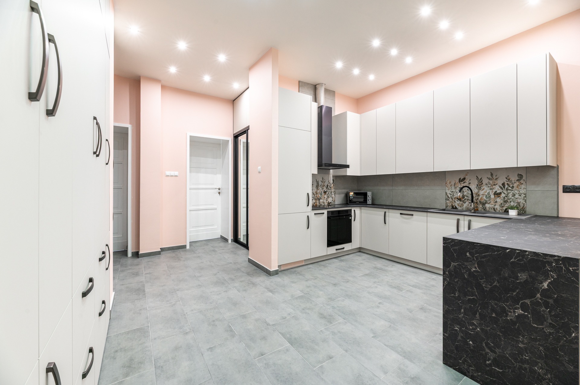 Pamiętam jeszcze jak wyglądało to mieszkanie przed remontem, ponad 2 lata temu gdy obecny właściciel je kupował....