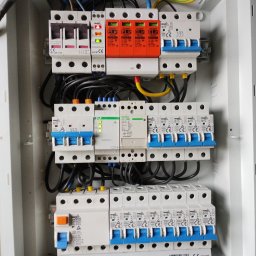 MAR VOLT - Rozdzielnica elektryczna z zainstalowanymi zabezpieczeniami przepięciowymi ELS, wyłącznikami BEMKO i aparaturą modułową GACIA, okablowana przewodami w kolorach.