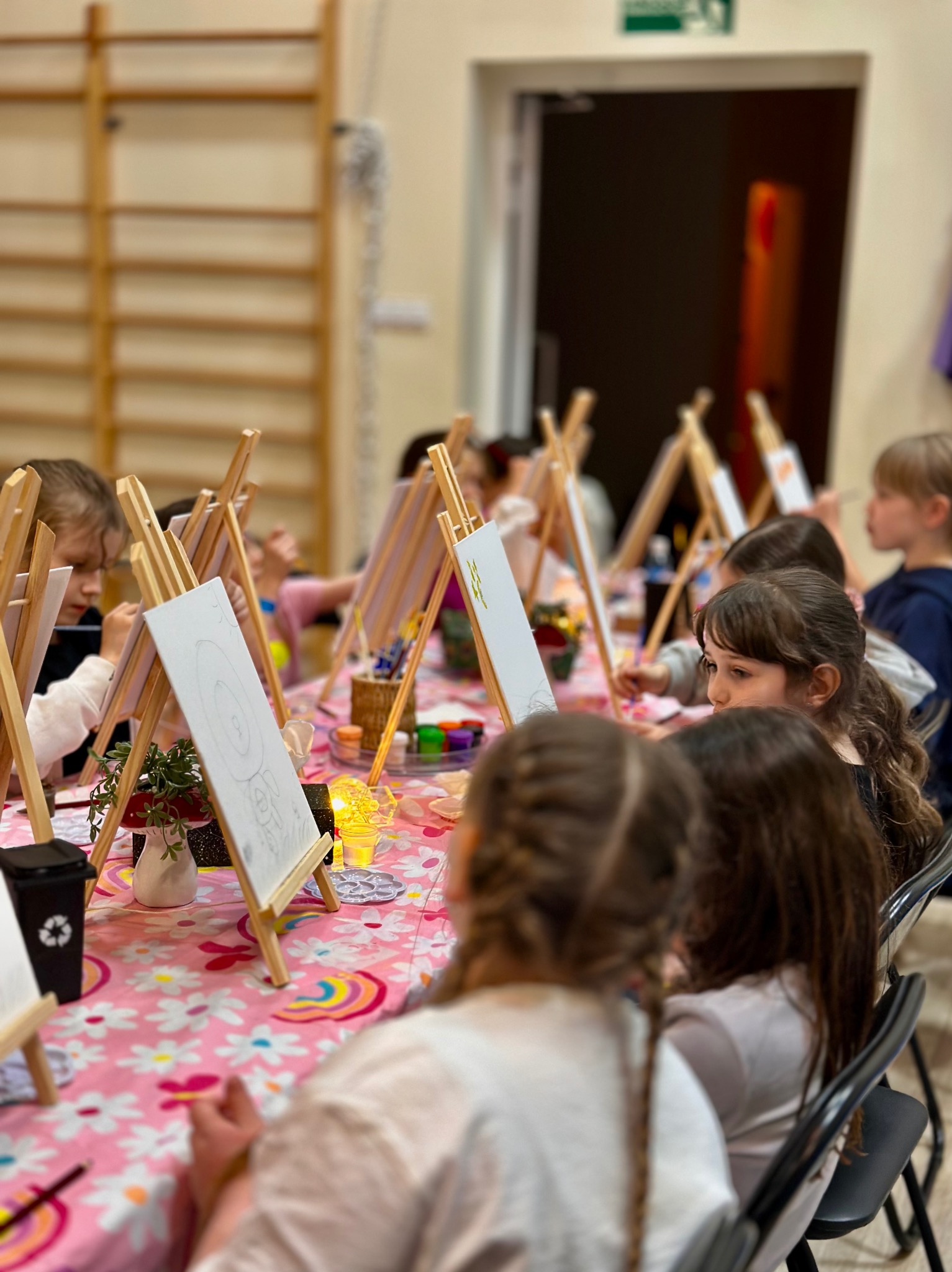 Nocowanka z malowaniem obrazów.