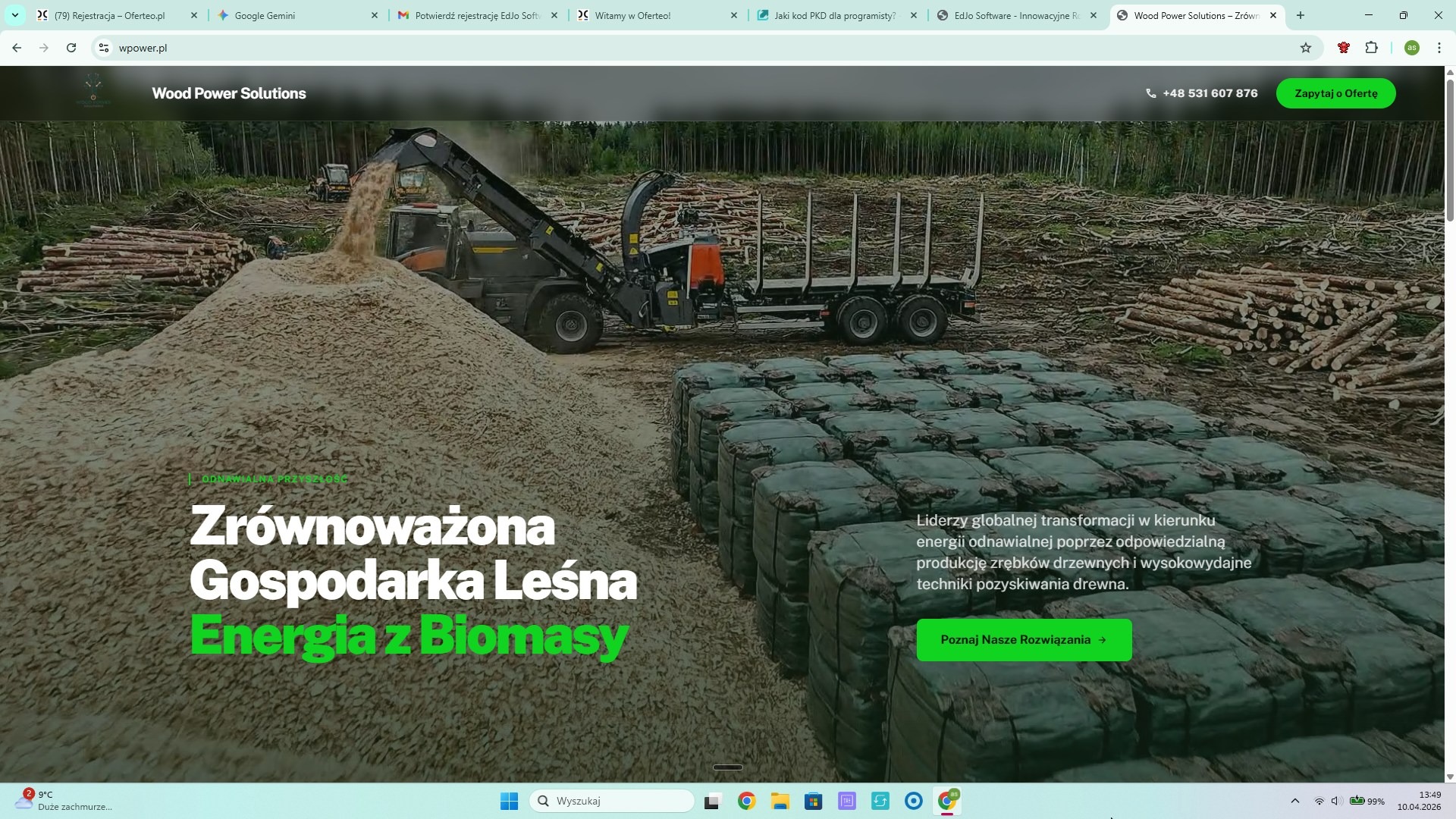 Strona internetowa firmy Wood Power Solutions z maszyną do zrębków, stertą zrębków i belami drewna. Zrównoważona gospodarka leśna, energia z biomasy.