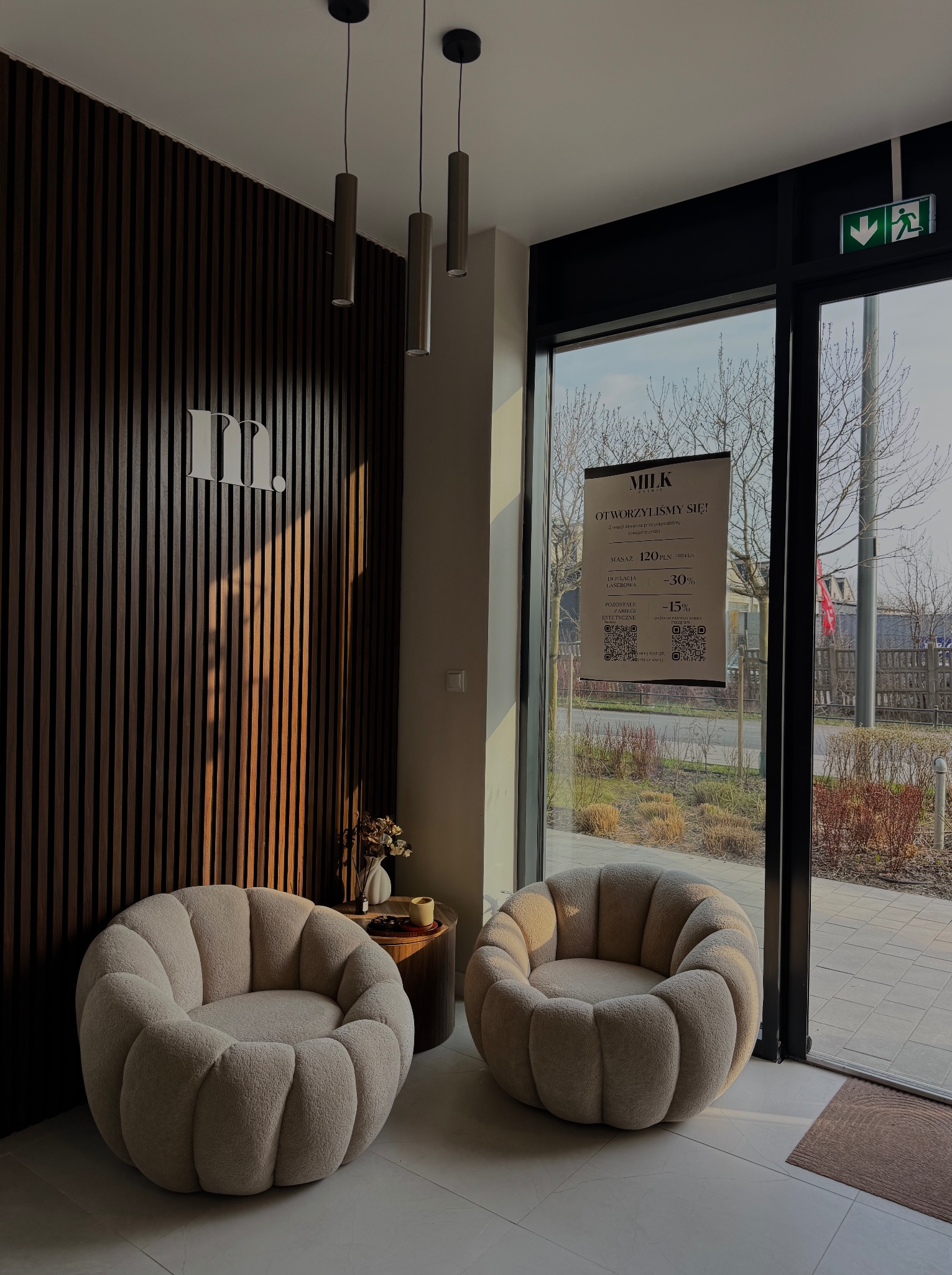 Nowoczesne, przytulne wnętrze naszej kliniki - miejsce, w którym możesz się zrelaksować i zadbać o siebie🤍