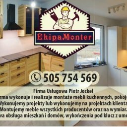 Piotr Jockel - Jasna kuchnia z drewnianymi frontami szafek, czarnymi blatami i nowoczesnym oświetleniem. Widoczny fragment okna i logo firmy z numerem telefonu.