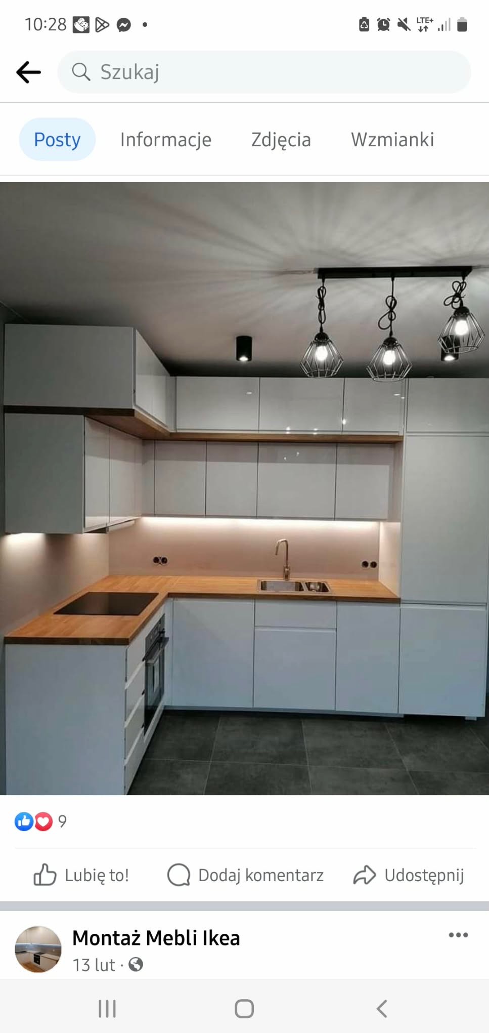 Nowoczesna, biała kuchnia z drewnianym blatem i oświetleniem LED pod szafkami. Wiszące lampy z metalowymi kloszami dodają industrialnego charakteru.