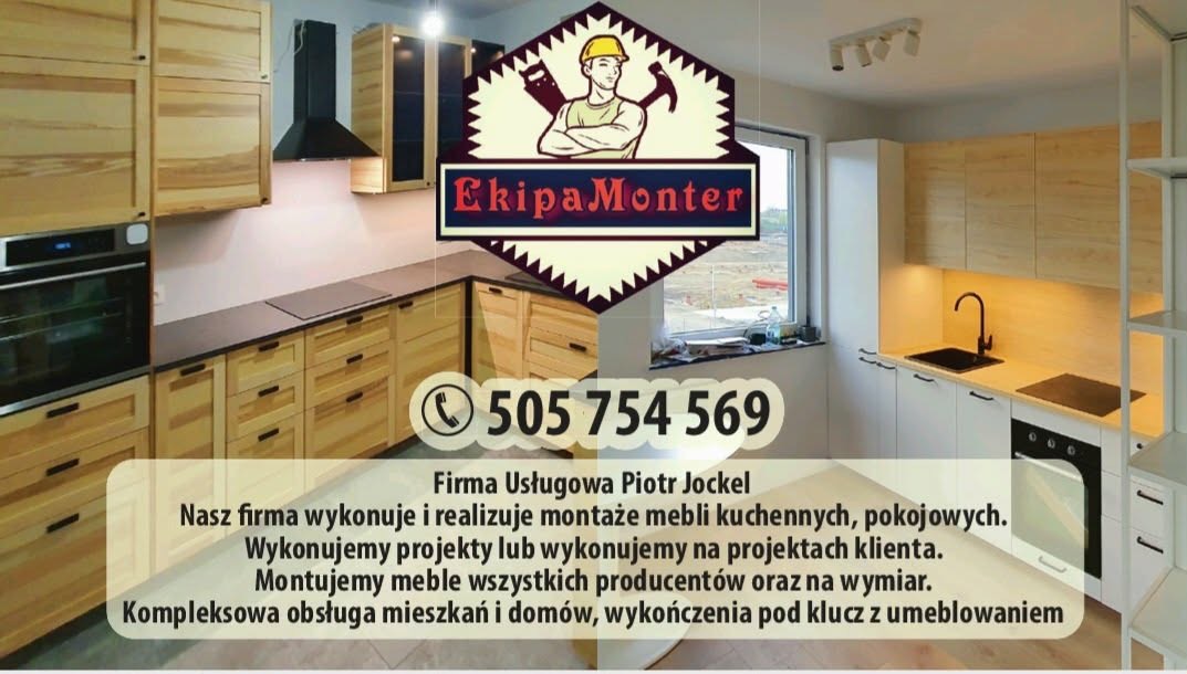 Jasna kuchnia z drewnianymi frontami szafek, czarnymi blatami i nowoczesnym oświetleniem. Widoczny fragment okna i logo firmy z numerem telefonu.