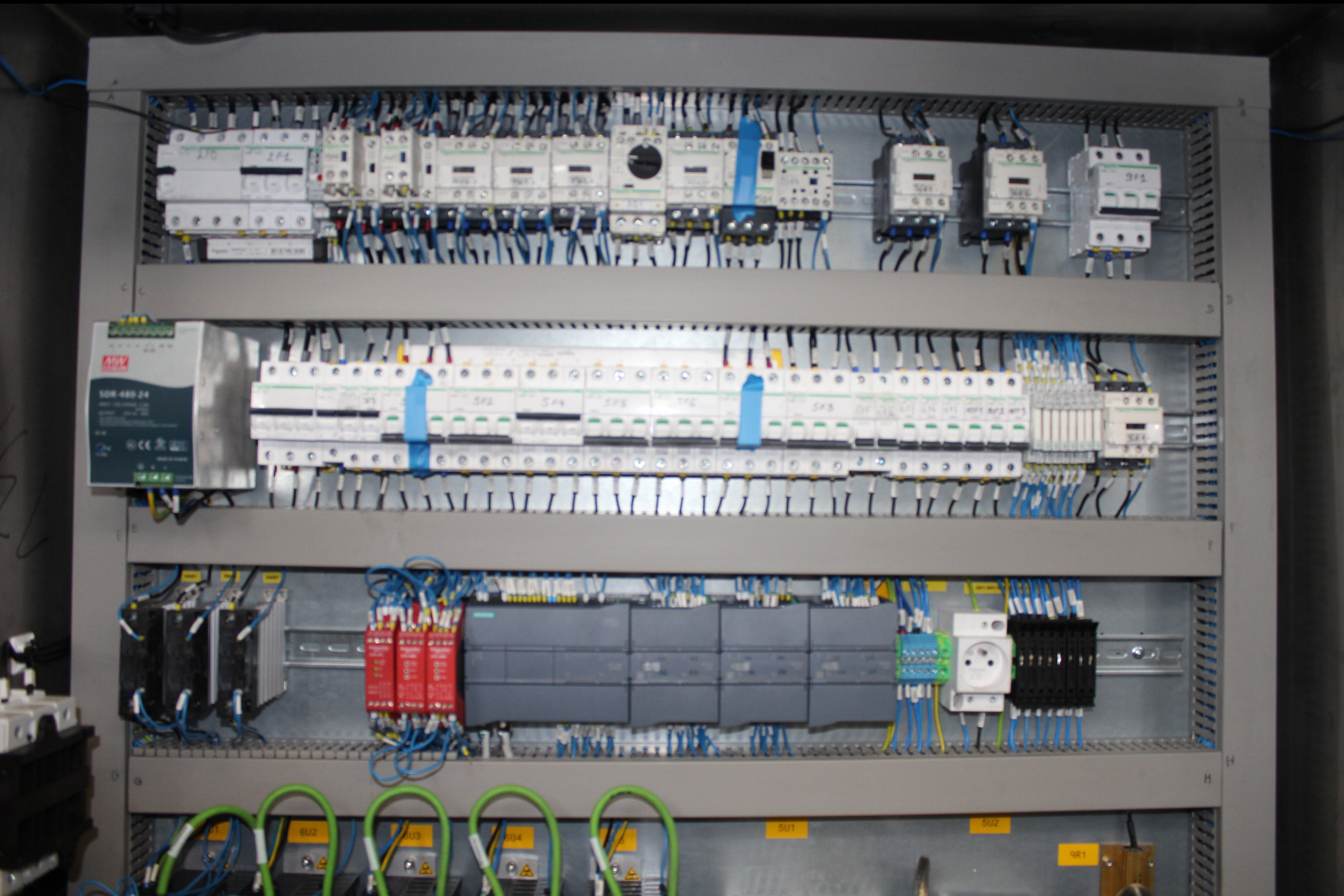 Rozdzielnica elektryczna z okablowaniem w Jastrzębiu-Zdroju. Widoczne zabezpieczenia, styczniki i moduły sterujące. Profesjonalny montaż i uporządkowane przewody.