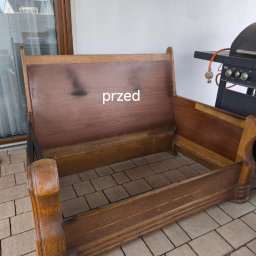 Karol Anczarski - Drewniana rama łóżka przed renowacją, widoczna na zewnątrz, obok grilla. Na ramie widoczny napis 'przed'.