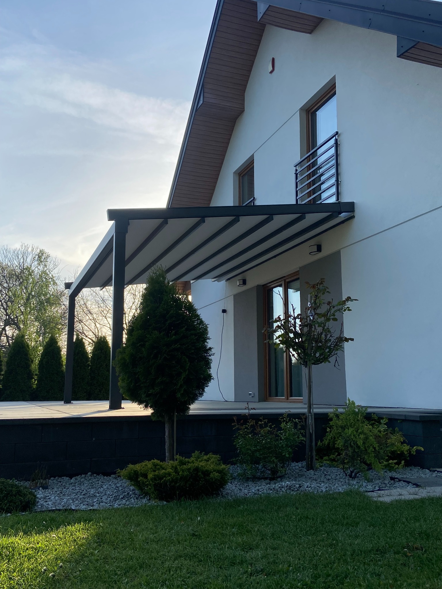 (realizacja) Pergola z dachem materiałowym przesuwnym - przyścienna