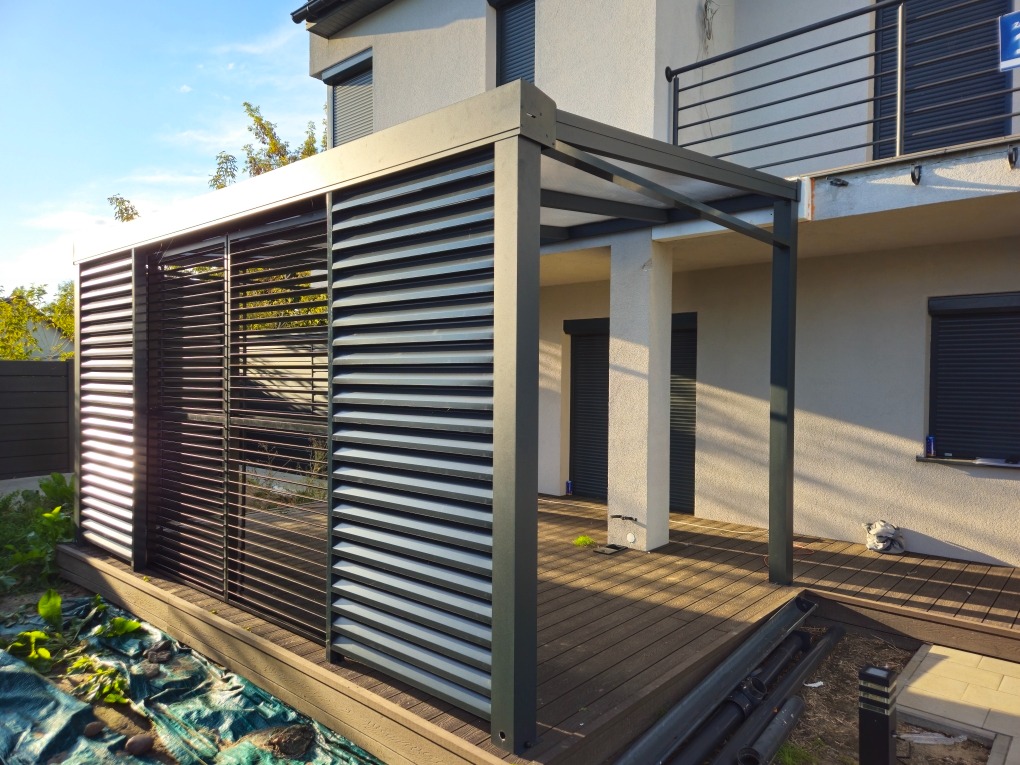 (realizacja) Pergola z zadaszeniem z poliweglanu - wolnostojąca + żaluzje ruchome przesuwne