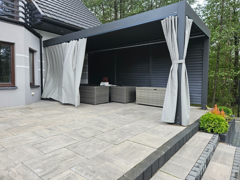 (realizacja) Zasłony outdoor + żaluzje aluminiowe ruchome w pergoli