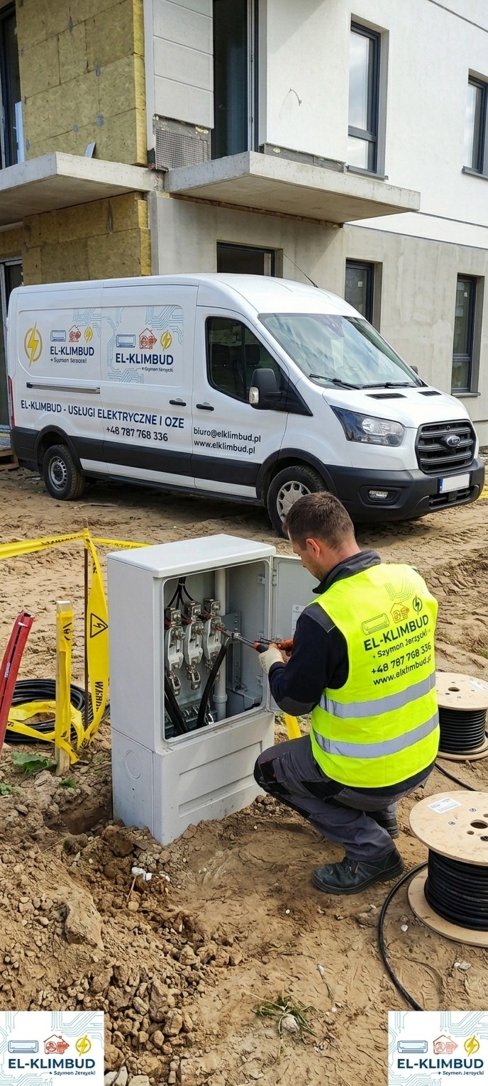 Pracownik w kamizelce odblaskowej łączy kable w skrzynce elektrycznej na tle budynku w budowie i firmowego busa z logo El-Klimbud.
