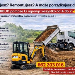 Ser-Bud - Żółta minikoparka JCB 16C-1 w trakcie pracy przy wyładunku ziemi z wywrotki. W tle zielona roślinność. Reklama firmy SERBUD z numerem telefonu.