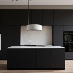 ollie.concept - Nowoczesna kuchnia w odcieniach szarości z wyspą i dużym oknem z widokiem na zieleń. Minimalistyczny design, oświetlenie punktowe i drewniana podłoga.