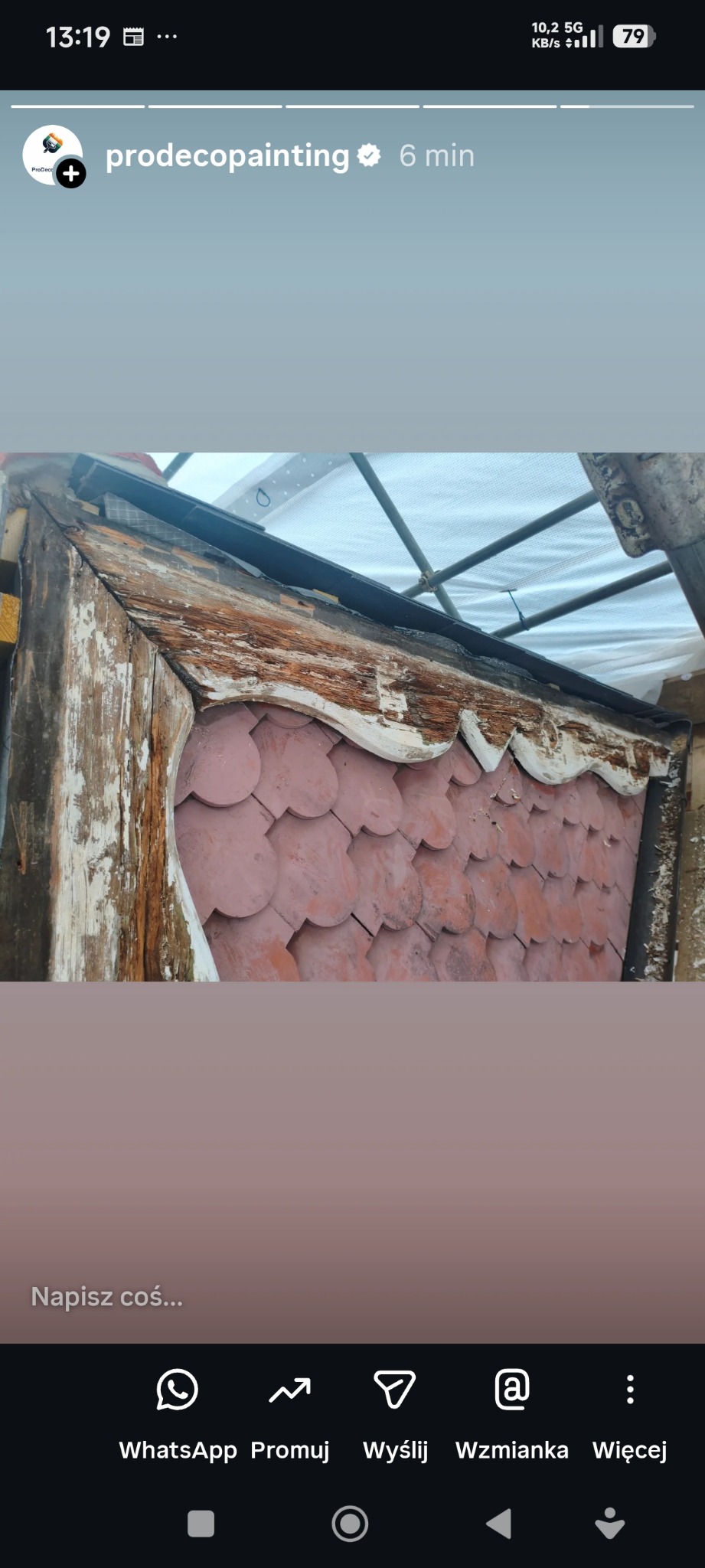 Fragment elewacji z dekoracyjnymi elementami przed renowacją. Widoczne uszkodzenia i odpryski farby na drewnianych elementach. Czerwona dachówka w kształcie łuski.