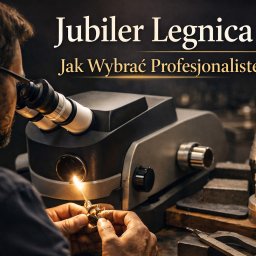 Grawer - Obrączki Legnica - Jubiler w Legnicy precyzyjnie obrabia detal pod mikroskopem, używając specjalistycznych narzędzi. W tle warsztat z akcesoriami do obróbki metali.