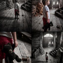 Umbralux - Czarno-biała kompozycja czterech ujęć: chłopiec z misiem w zrujnowanym wnętrzu. Napisy na ścianach, gruz, drewniane schody. Mroczny klimat, gra światła i cienia.