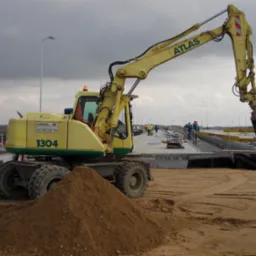 plantowanie i niwelacja terenu