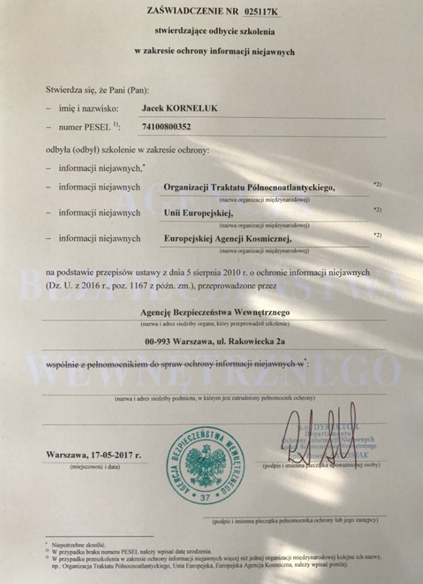 Skan zaświadczenia o odbyciu szkolenia w zakresie ochrony informacji niejawnych przez Jacka Korneluka, wydane przez Agencję Bezpieczeństwa Wewnętrznego w Warszawie.