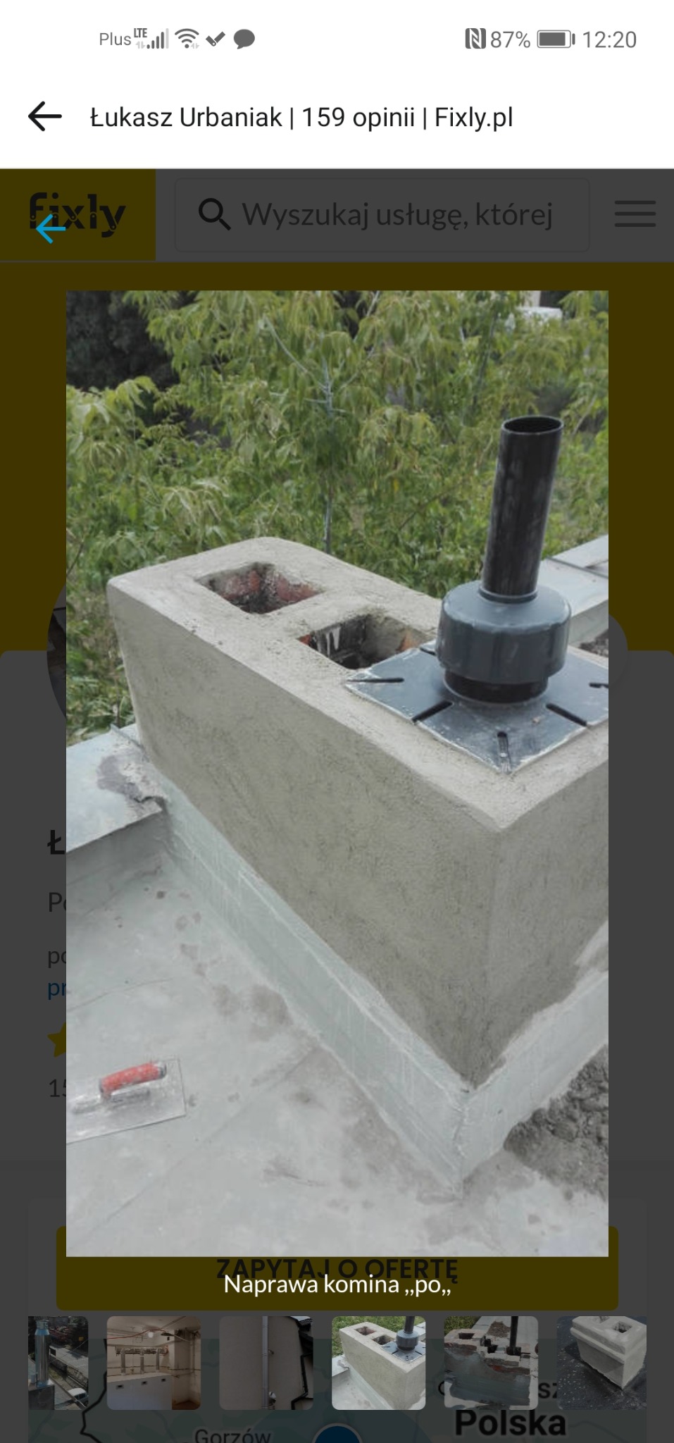 Wykończony komin z nową instalacją wentylacyjną na dachu, widok z góry. Świeżo położony tynk, elementy montażowe. Tło stanowią zielone drzewa.