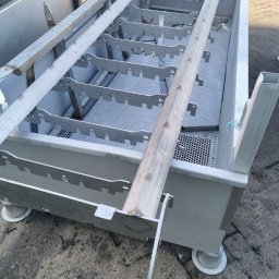 Weldingteam - Metalowa konstrukcja z elementami kratowymi, prawdopodobnie w trakcie produkcji lub montażu. Widoczne ślady spawania i niedoskonałości wykończenia.