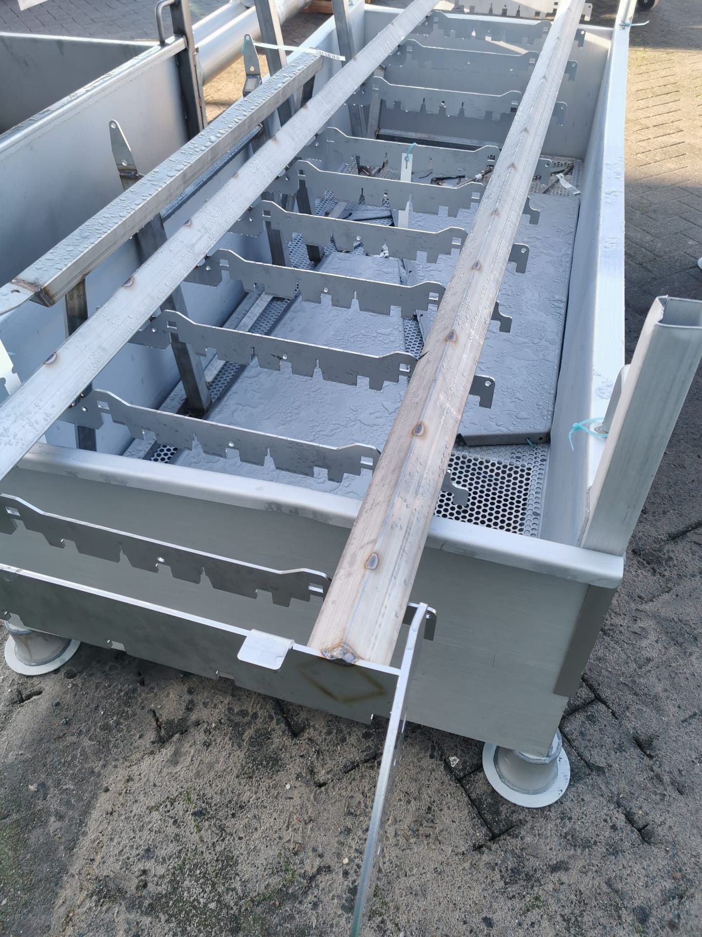 Metalowa konstrukcja z elementami kratowymi, prawdopodobnie w trakcie produkcji lub montażu. Widoczne ślady spawania i niedoskonałości wykończenia.