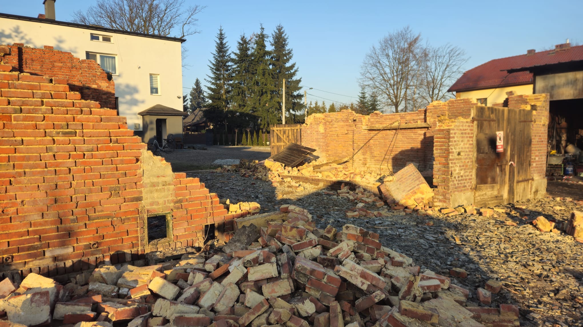 Rozbiórka starego budynku.