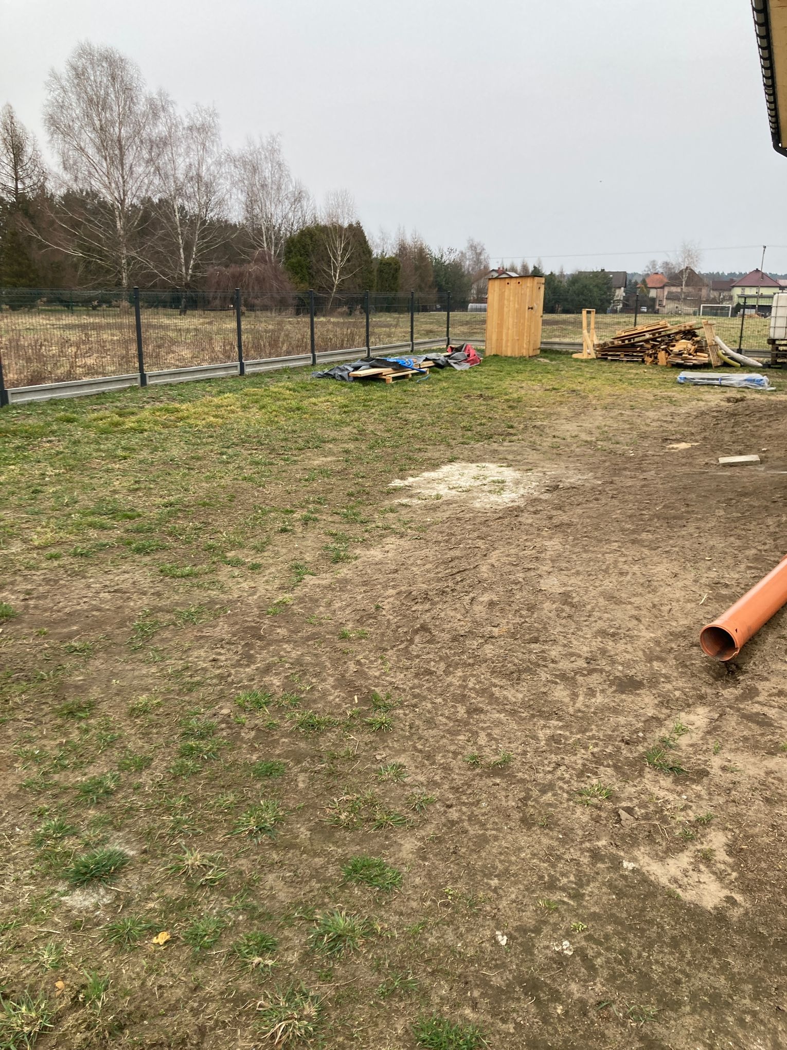 Prace ziemne – wyrównywanie terenu i rozplantowanie ziemi.