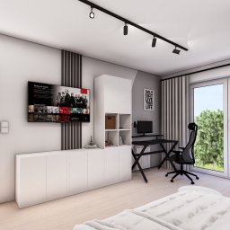 Interiors by Marlena - Nowoczesny pokój z białymi meblami, biurkiem i telewizorem. Minimalistyczny design, jasne wnętrze z widokiem na zieleń za oknem. Oświetlenie punktowe na suficie.
