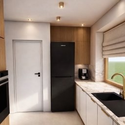 Interiors by Marlena - Nowoczesna kuchnia z czarną lodówką Liebherr, białymi szafkami i marmurowym blatem. Złota bateria przy oknie z roletą rzymską. Widoczny ekspres do kawy.