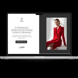 Studio Justyna - Laptop prezentuje stronę internetową kancelarii prawnej z minimalistycznym designem. Po lewej tekst, po prawej zdjęcie kobiety w czerwonej sukience. Elegancki i nowoczesny wygląd.