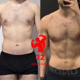 Jakub Zapała - Trener Personalny - Męska sylwetka przed i po treningu, widoczne zmiany w budowie ciała, poprawa definicji mięśni brzucha i klatki piersiowej. Logo firmy coachingowej nałożone na zdjęcie.