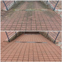 Wiśniewski Umyje - Zdjęcie 'przed i po' czyszczenia czerwonej kostki brukowej na podjeździe. Widoczne różnice w czystości, z usuniętymi mchami i zabrudzeniami. Metalowa kratka odpływowa.