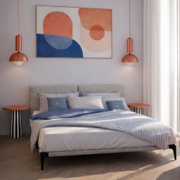 DRZEWIECKA DESIGN - Nowoczesna sypialnia z łóżkiem w odcieniach szarości i błękitu, abstrakcyjny obraz nad wezgłowiem, lampy wiszące w kolorze miedzi i widok na miasto przez okno.