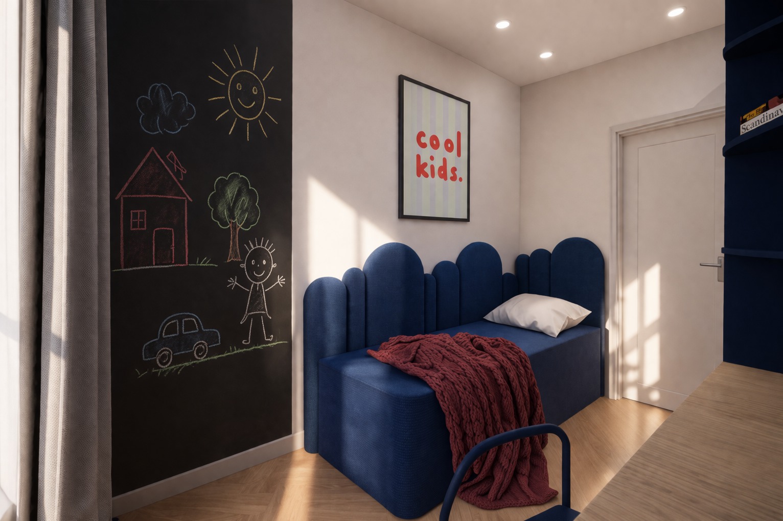 Pokój dziecięcy z niebieskim łóżkiem z wezgłowiem w kształcie chmurek, ścianą z rysunkami kredą i plakatem 'cool kids.'