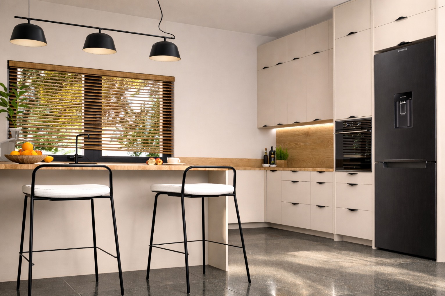 Jasna kuchnia z drewnianym blatem, czarnymi lampami i lodówką. Dwa czarne hokery z białymi siedziskami przy blacie. Żaluzje drewniane w oknie.