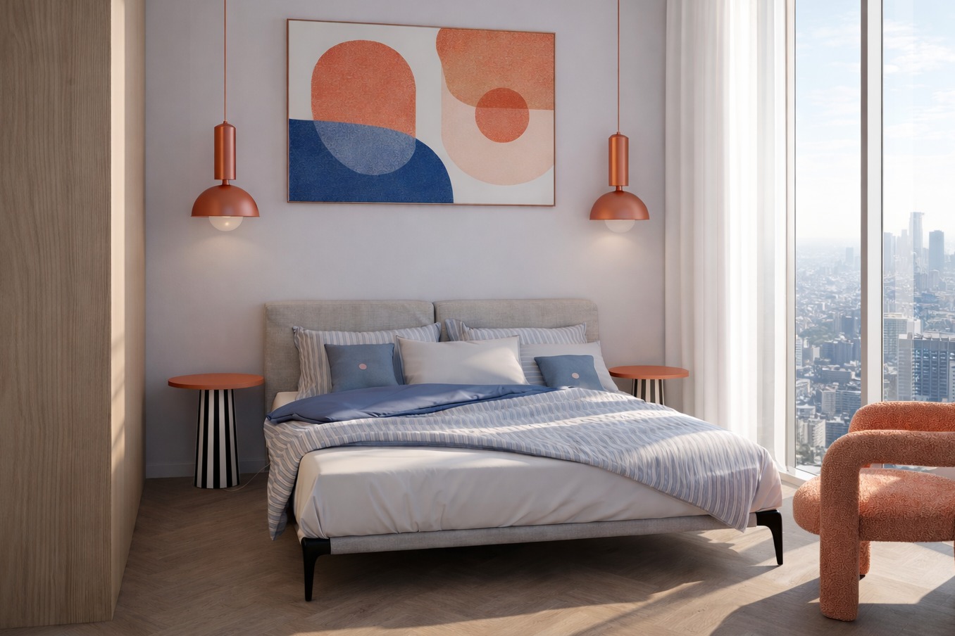 Nowoczesna sypialnia z łóżkiem w odcieniach szarości i błękitu, abstrakcyjny obraz nad wezgłowiem, lampy wiszące w kolorze miedzi i widok na miasto przez okno.
