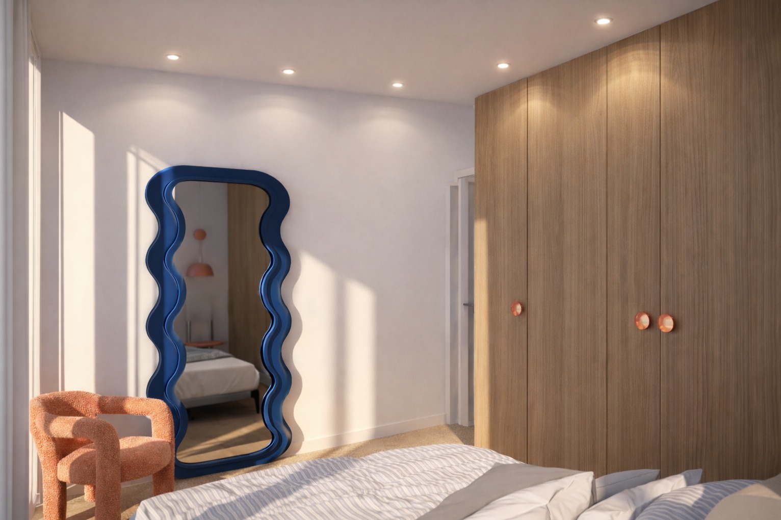 Sypialnia z dużą szafą w odcieniach drewna, falistym lustrem w niebieskiej ramie i pomarańczowym fotelem. Minimalistyczny design, naturalne światło.