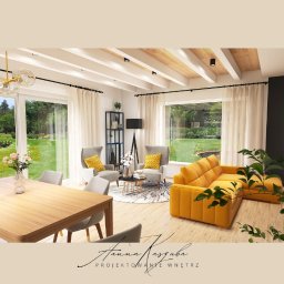 Anna Kaszuba projektowanie wnętrz - Jasne wnętrze z żółtą sofą narożną, drewnianym stołem i widokiem na ogród przez duże okna. Białe zasłony i sufit z drewnianymi belkami dodają przytulności.