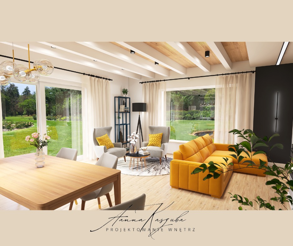 Jasne wnętrze z żółtą sofą narożną, drewnianym stołem i widokiem na ogród przez duże okna. Białe zasłony i sufit z drewnianymi belkami dodają przytulności.