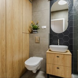 Chata na wymiar Sp. z o.o. - Pralka została dyskretnie ukryta w zabudowie meblowej, dzięki czemu wnętrze zachowuje spójny i uporządkowany charakter.