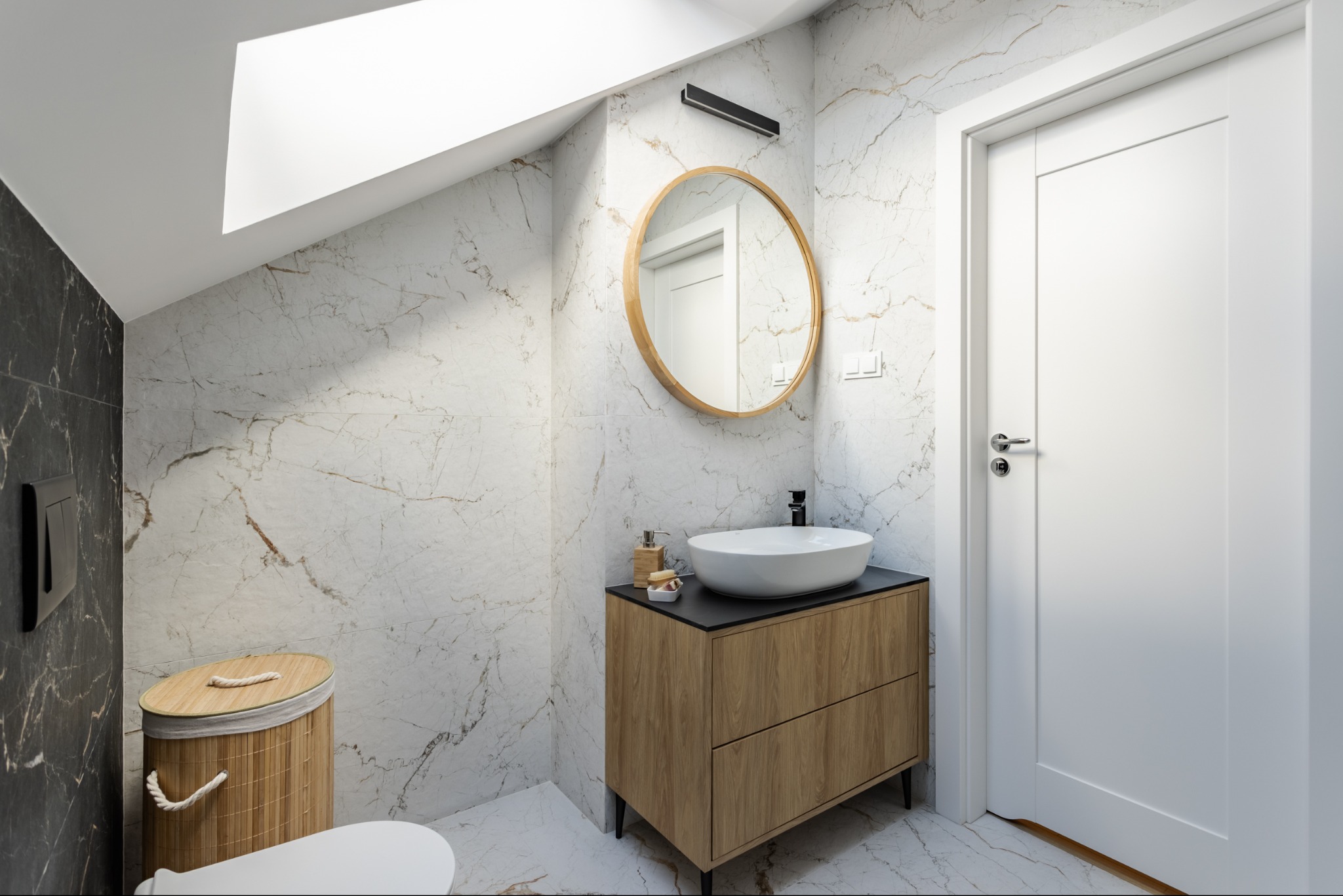 Cienkie blaty umywalkowe wykonane z HPL to idealny wybór do nowoczesnych łazienek.