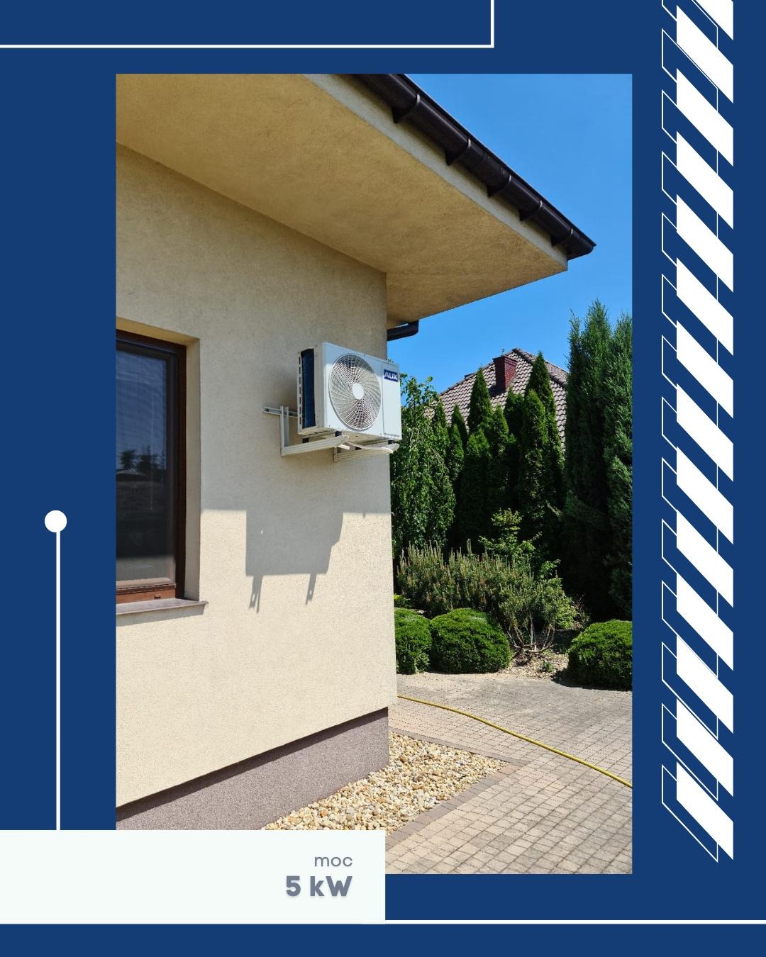 Biały klimatyzator AUX zamontowany na elewacji beżowego domu jednorodzinnego z brązowym dachem, widoczny fragment okna i chodnika z kostki brukowej.