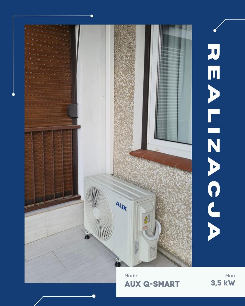 Biała jednostka zewnętrzna klimatyzacji AUX Q-SMART 3,5 kW na balkonie z brązowymi roletami i oknem. Widoczny fragment elewacji z fakturą. Realizacja.