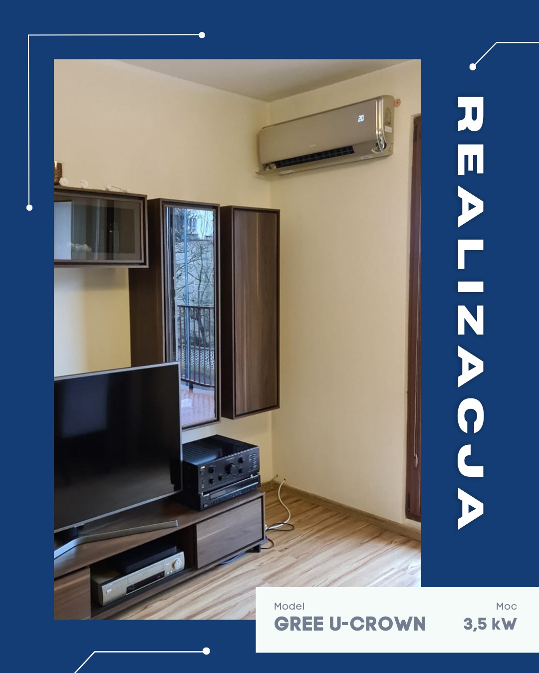 Klimatyzator Gree U-Crown 3,5 kW zamontowany w salonie. Widoczne meble, telewizor i parkiet. Realizacja.