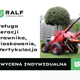 RALF Wypozyczalnia Sprzętu oraz Usługi - Czerwony aerator spalinowy do trawnika na zielonej trawie, usługa aeracji, piaskowania i wertykulacji trawnika. W tle żywopłot i drzewo.