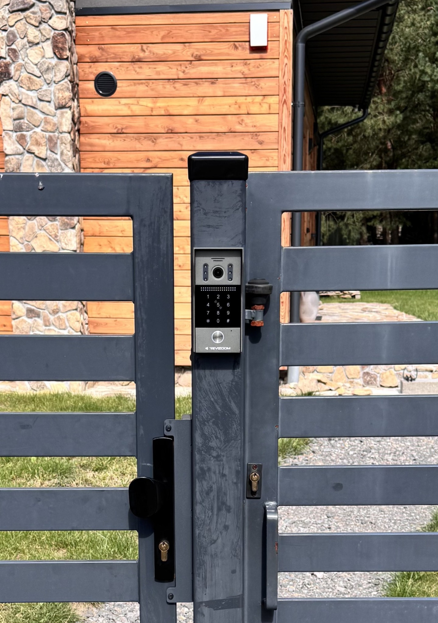 Montaż wideodomofonów.