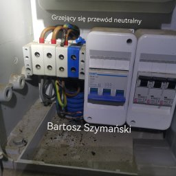 A1ELEKTRO - Uszkodzony przewód neutralny w skrzynce elektrycznej. Widoczne stopione elementy instalacji i wyłączniki. Awaria instalacji elektrycznej.