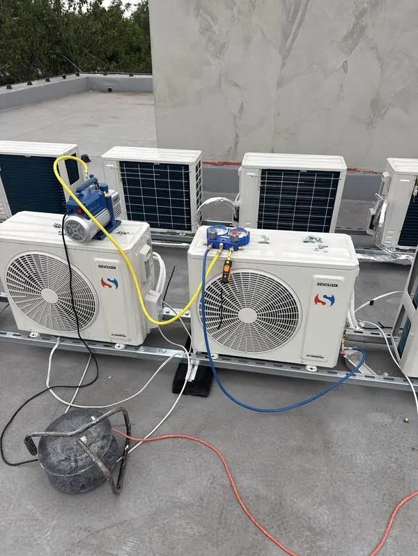 Instalacja klimatyzacji Sinclair na dachu w Rudzie Śląskiej. Widoczne jednostki zewnętrzne, przewody i narzędzia serwisowe. Montaż na szynach.