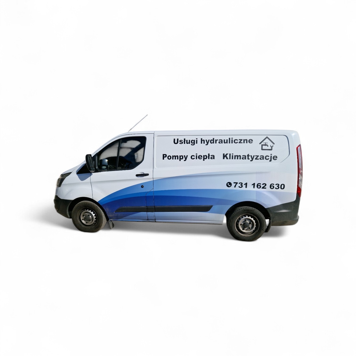 Biały furgon z niebieskimi akcentami i napisem 'Usługi hydrauliczne, Pompy ciepła, Klimatyzacje' oraz numerem telefonu, zaparkowany na białym tle.