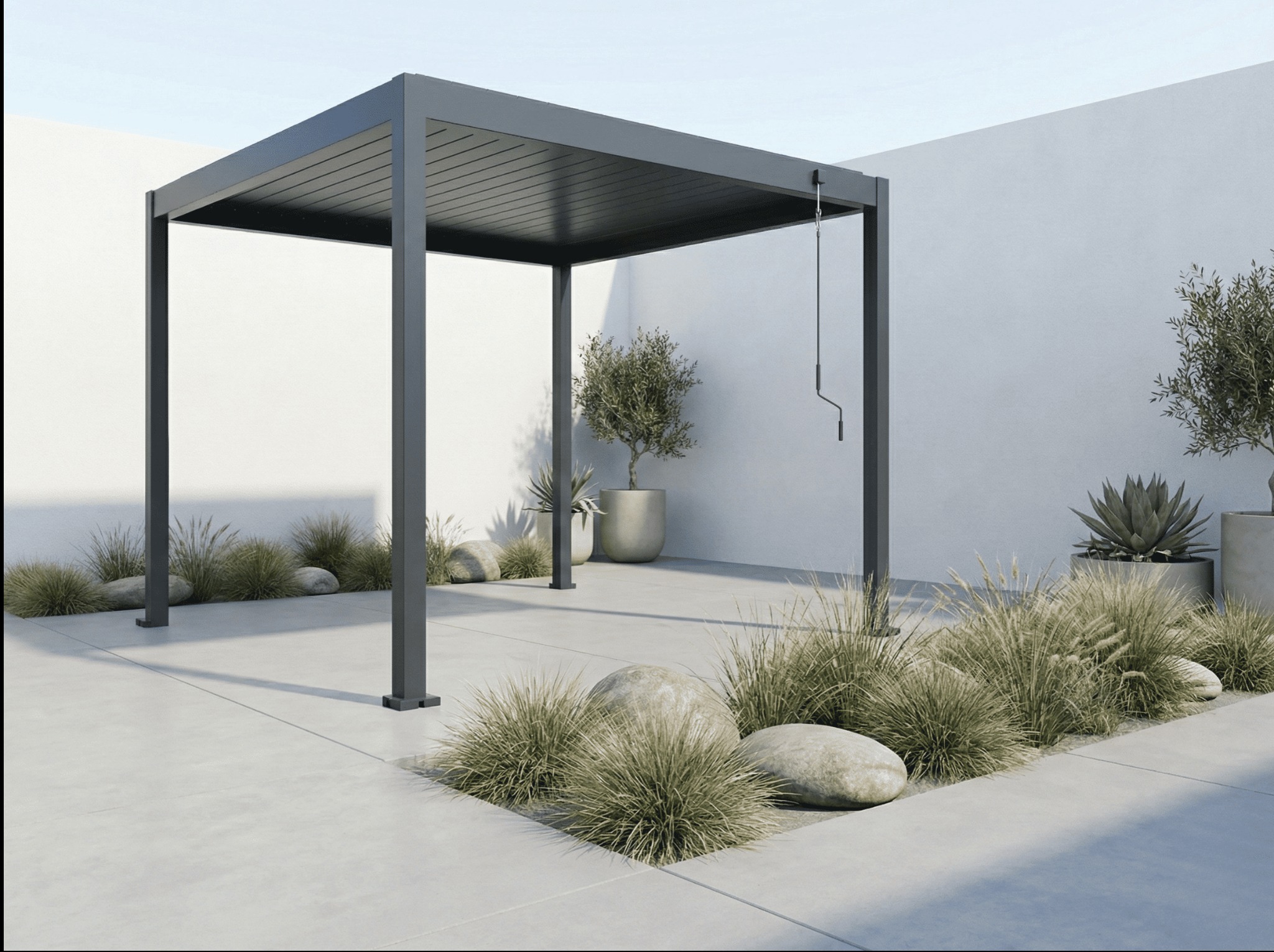 Nowoczesna, minimalistyczna pergola metalowa w kolorze grafitowym, z regulowanym zadaszeniem, otoczona dekoracyjną roślinnością i kamieniami na jasnym tarasie.