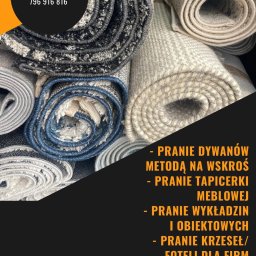 PROCLEANERS - Stos zwiniętych dywanów i wykładzin w różnych kolorach i wzorach, z widocznym fragmentem reklamy usług prania dywanów i tapicerki. Ujęcie z bliska, ukazujące fakturę materiałów.